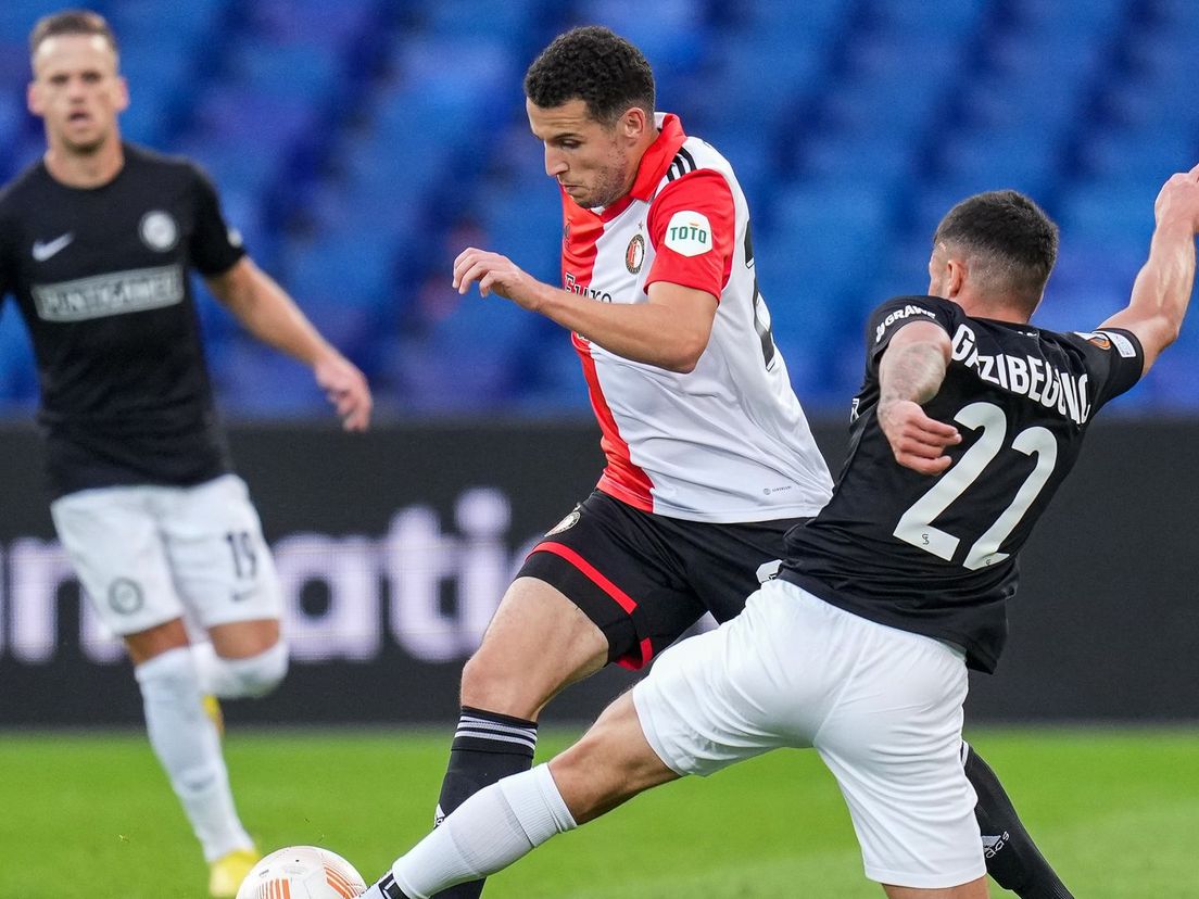 Oussama Idrissi omspeelt Jusuf Gazibegovic in het duel met Sturm Graz