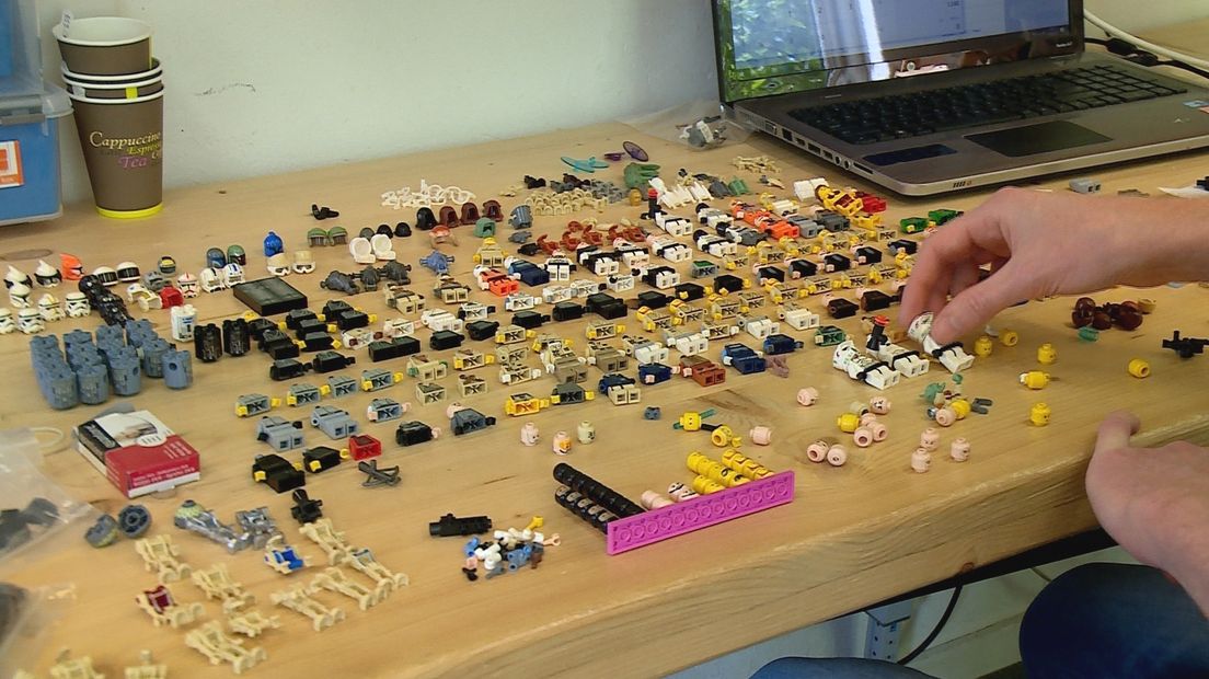Sebastiaan is Lego aan het sorteren