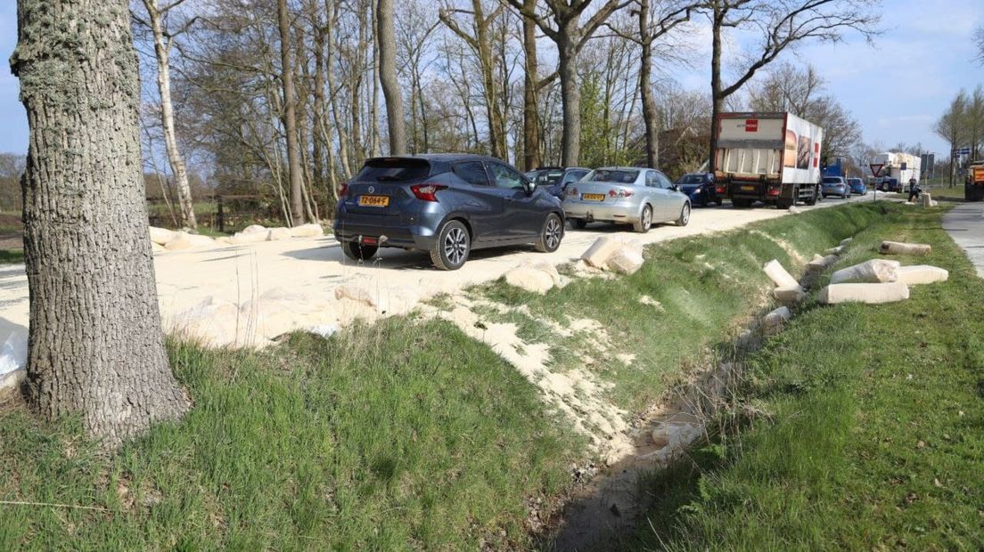 Zaagsel op de weg en in de sloot naast de N372