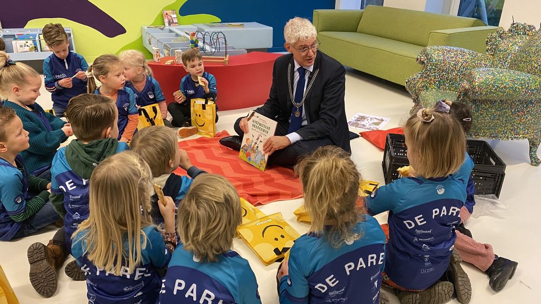 Onder meer burgemeester van Assen Marco Out leest de kinderen voor tijdens de nationale voorleesdagen.