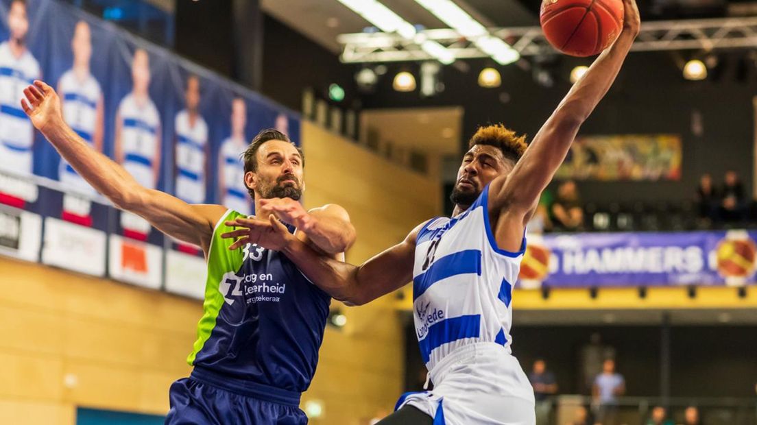 Mohamed Kherrazi (r) in actie tegen zijn oude club ZZ Leiden.