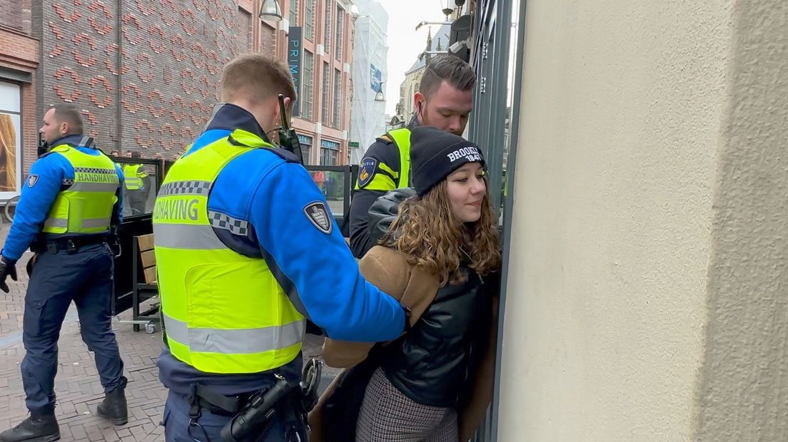 Een studente van Landstede wordt tijdens de oefening 'gearresteerd'.