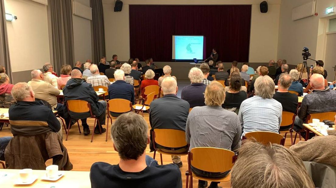 Alle stoelen in het dorpshuis zijn bezet tijdens de informatie-avond over de randweg