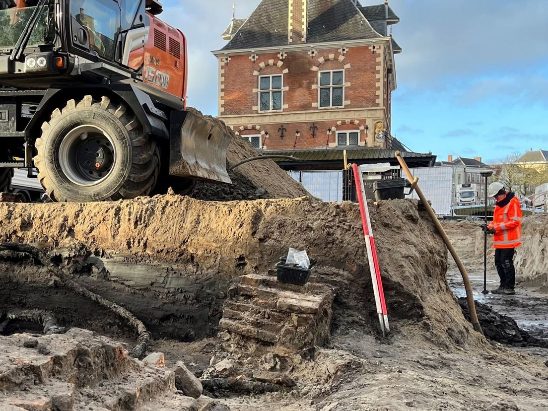 Archeologen lizze de skiednis fan de midsiuwske waach fan Ljouwert bleat