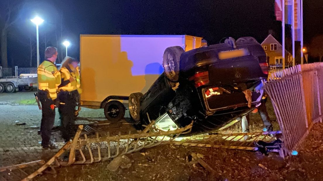 De auto belandde op de kop