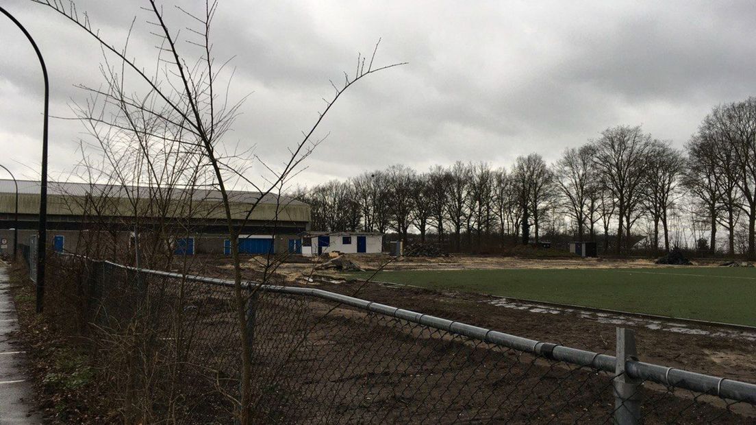 Het braakliggende stuk grond in Borne-West waar de school gebouwd had moeten worden.