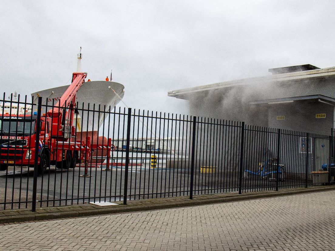 Er kwam veel rook vrij bij de brand bij Hiwa aan de Vierhavenstraat in Rotterdam-West