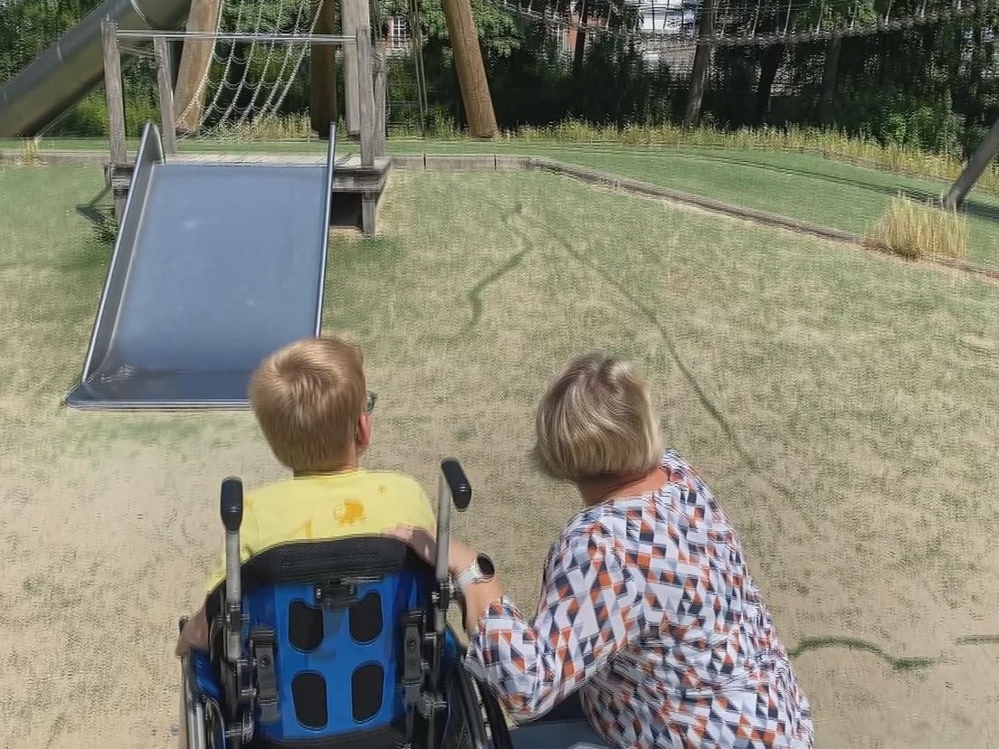 Luuk met zijn moeder Esther bij de speeltuin