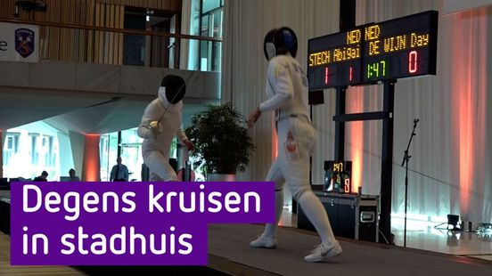 Degens kruisen in stadhuis Arnhem