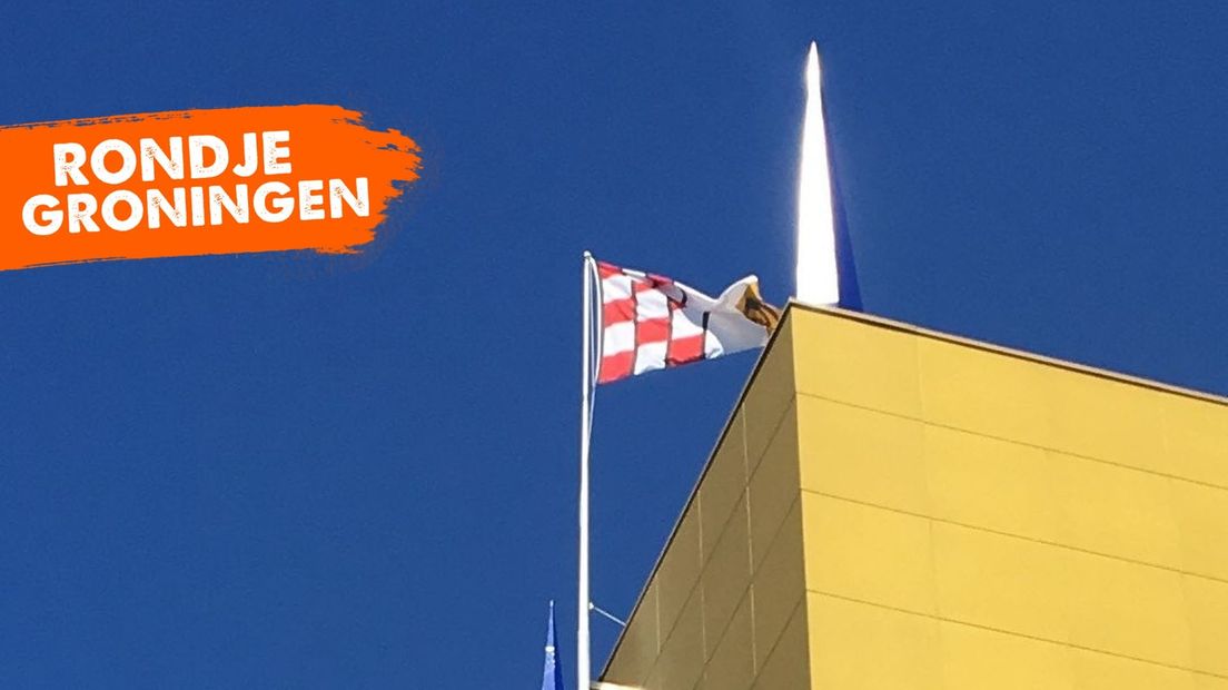 Wat is deze vlag bovenop het Groninger Museum?
