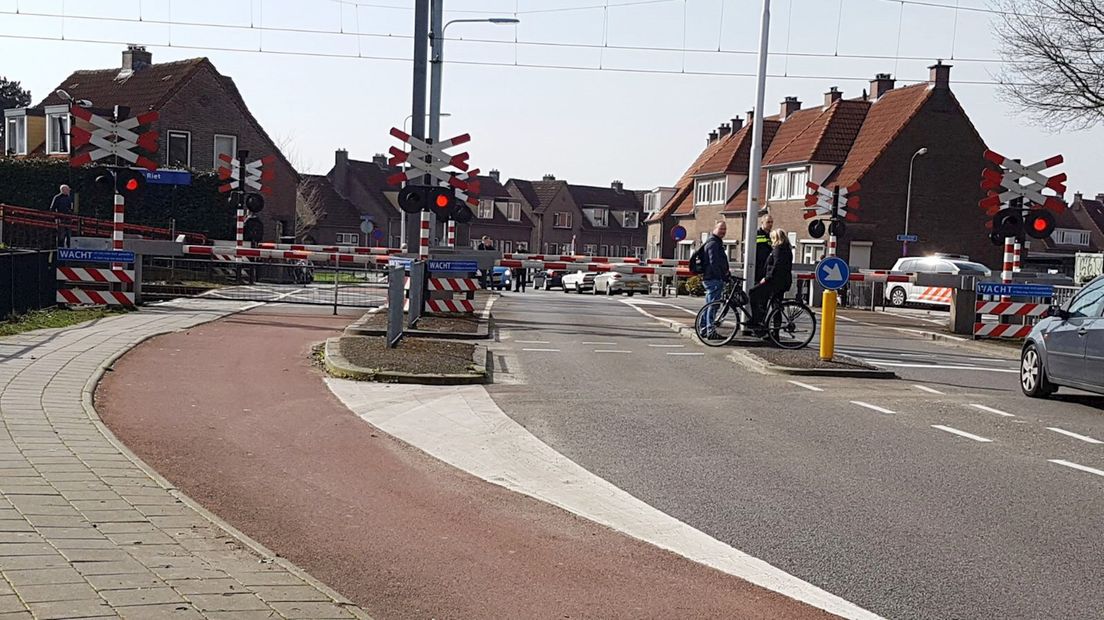 Spoorwegovergang in Almelo wordt door politie bewaakt
