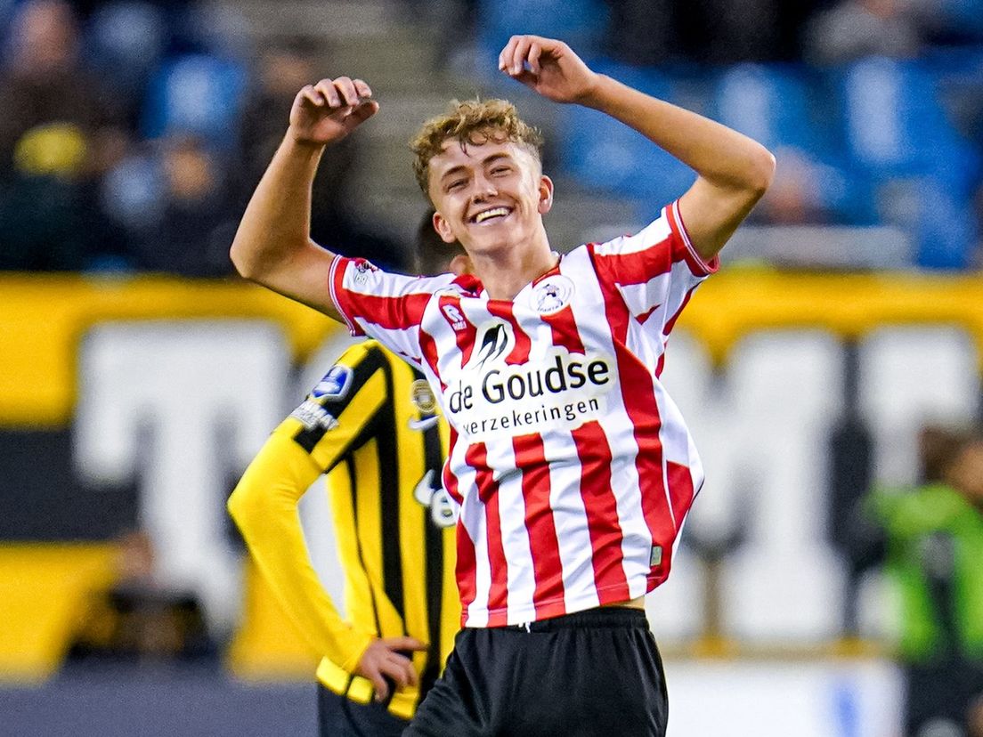 Sven Mijnans viert zijn schitterende goal tegen Vitesse, eerder dit seizoen