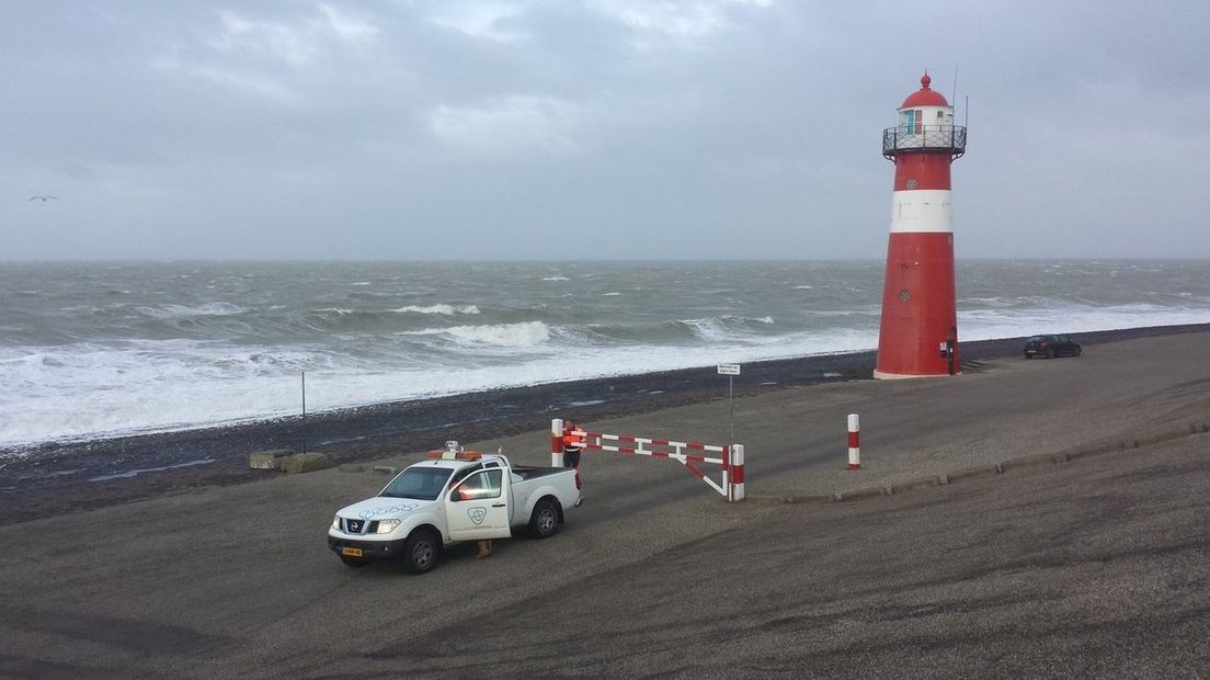 Het waterschap sluit de zeedijk bij Westkapelle af in verband met springvloed.