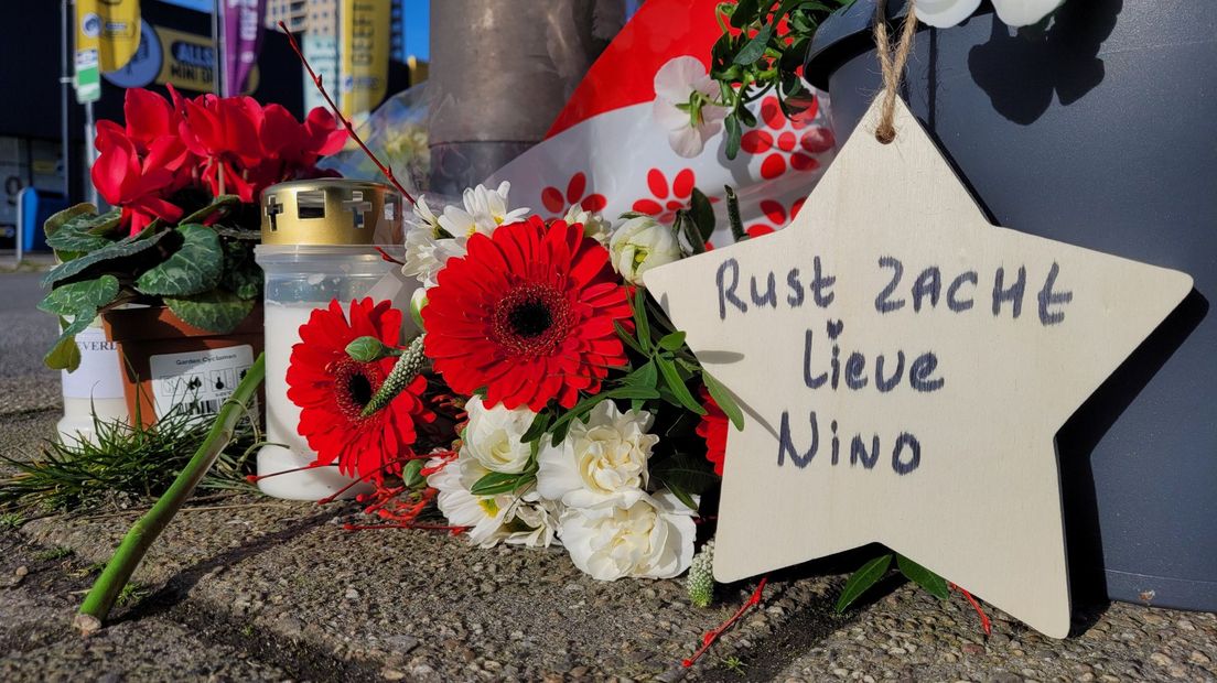 Op de plek van het ongeluk zijn bloemen neergelegd