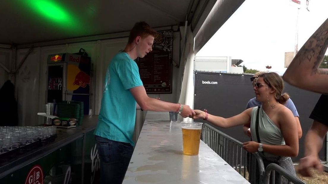 Cliënten van Sius doen vrijwilligerswerk achter de bar.
