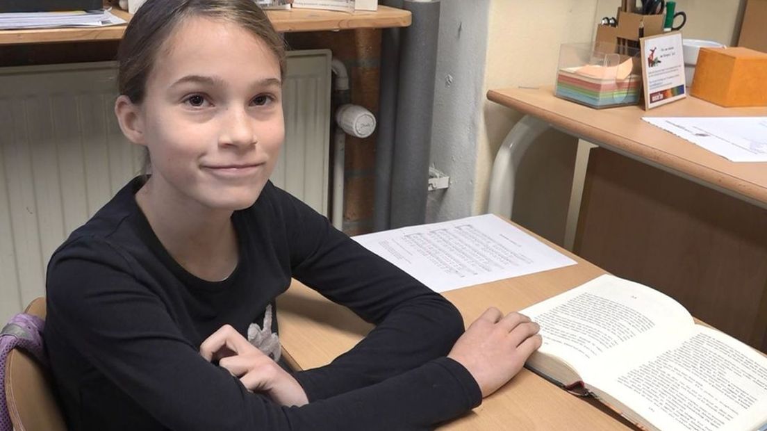 Maja (11) uit groep 8 krijgt les in het souterrain.