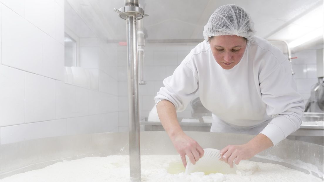 Boerin Andra maakt ricotta