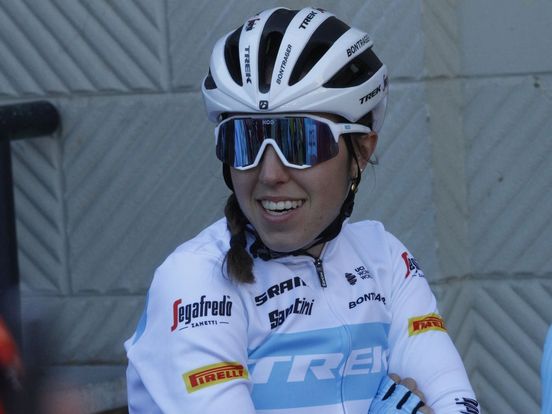 Van Anrooij bekroont solo met eerste winst in World Tour-wedstrijd