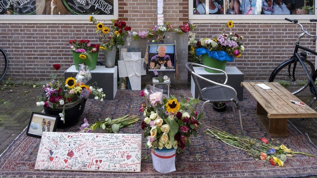 Bloemen op de plek waar Peter R. de Vries werd doodgeschoten.