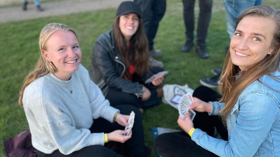 De drie vriendinnen zitten lekker te kaarten