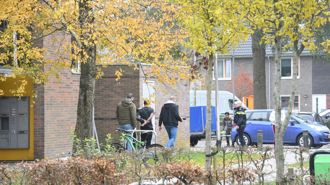Verdachte steekpartij wordt afgevoerd