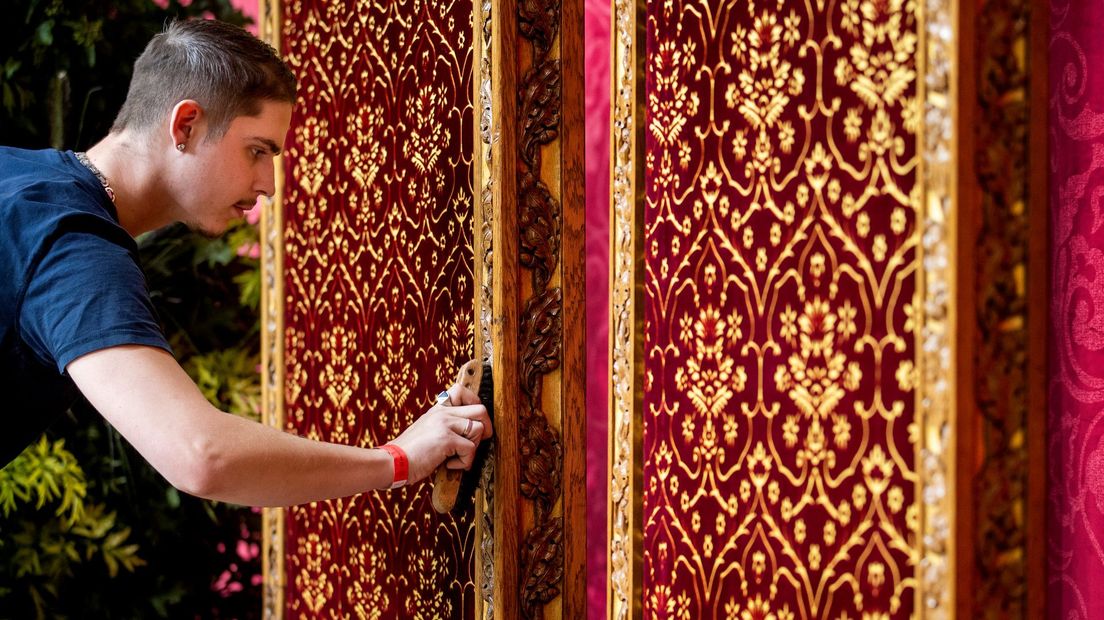 Maandag werd de troon waar de koning en koningin op gaan zitten nog gepoetst