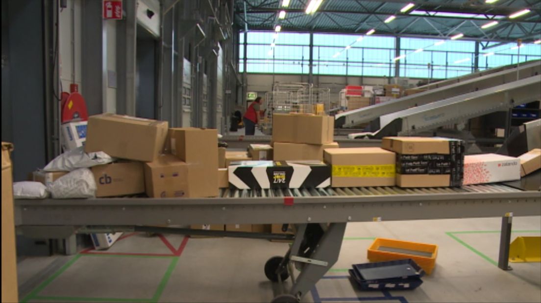 Pakketten in het sorteercentrum in Goes