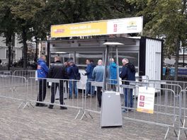 Controlepost voor polsbandjes geplaatst op Plein in Den Haag