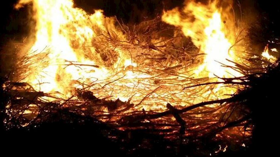Paasbult in brand gestoken