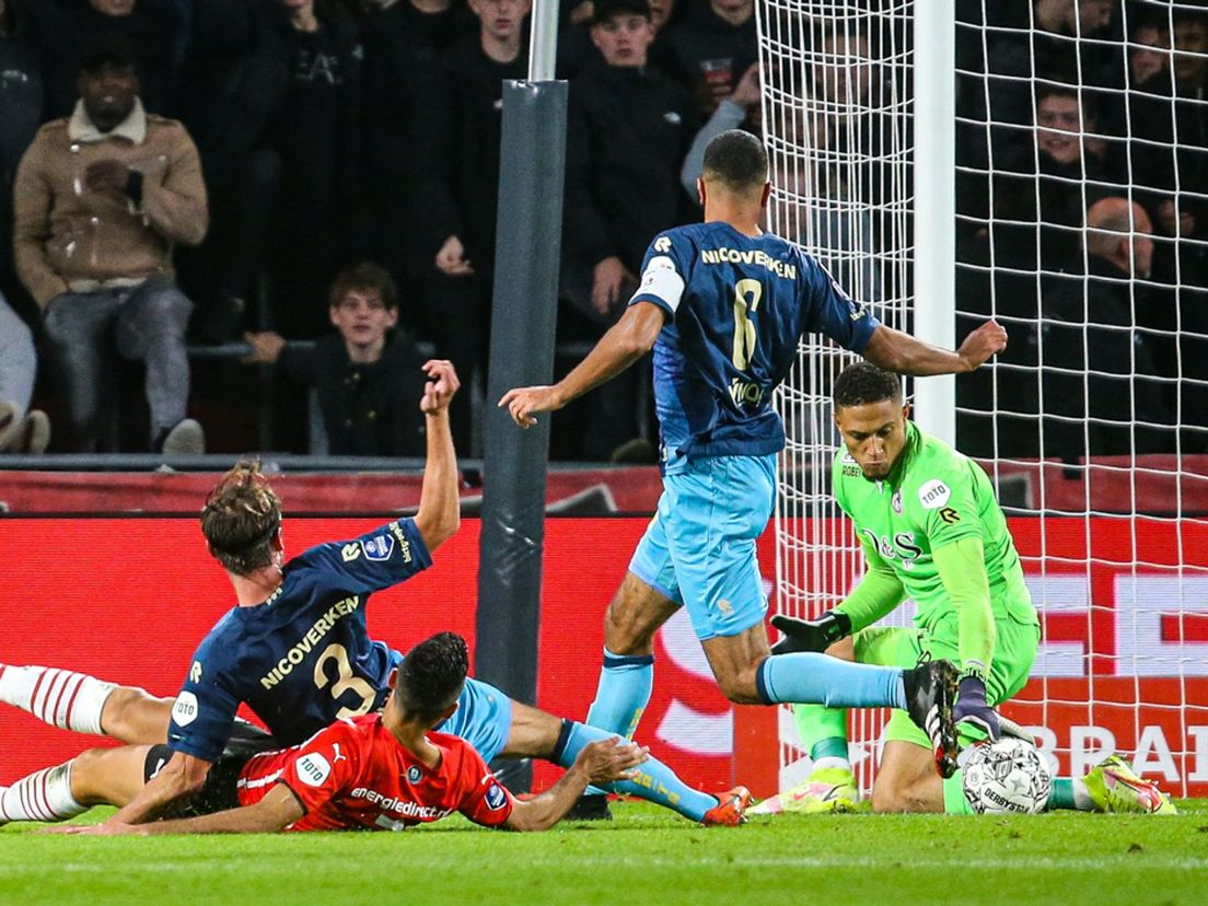 Maduka Okoye met een van zijn vele reddingen tijdens PSV-Sparta