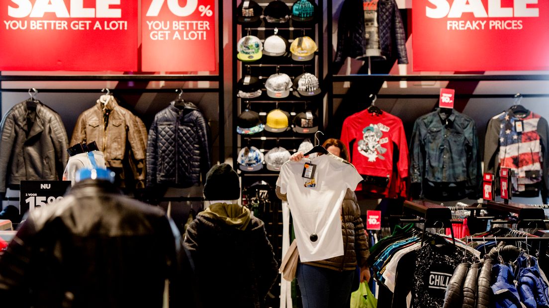 Kinderen van minima krijgen een Fashioncheque van de gemeente Tynaarlo (Rechten: ANP/Robin van Lonkhuijsen)