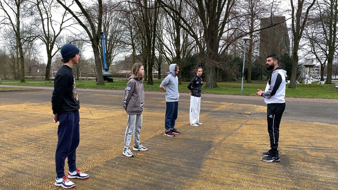 Voormailg wereldkampioen taekwondo Jamil Chami sport met jongeren in Overvecht.