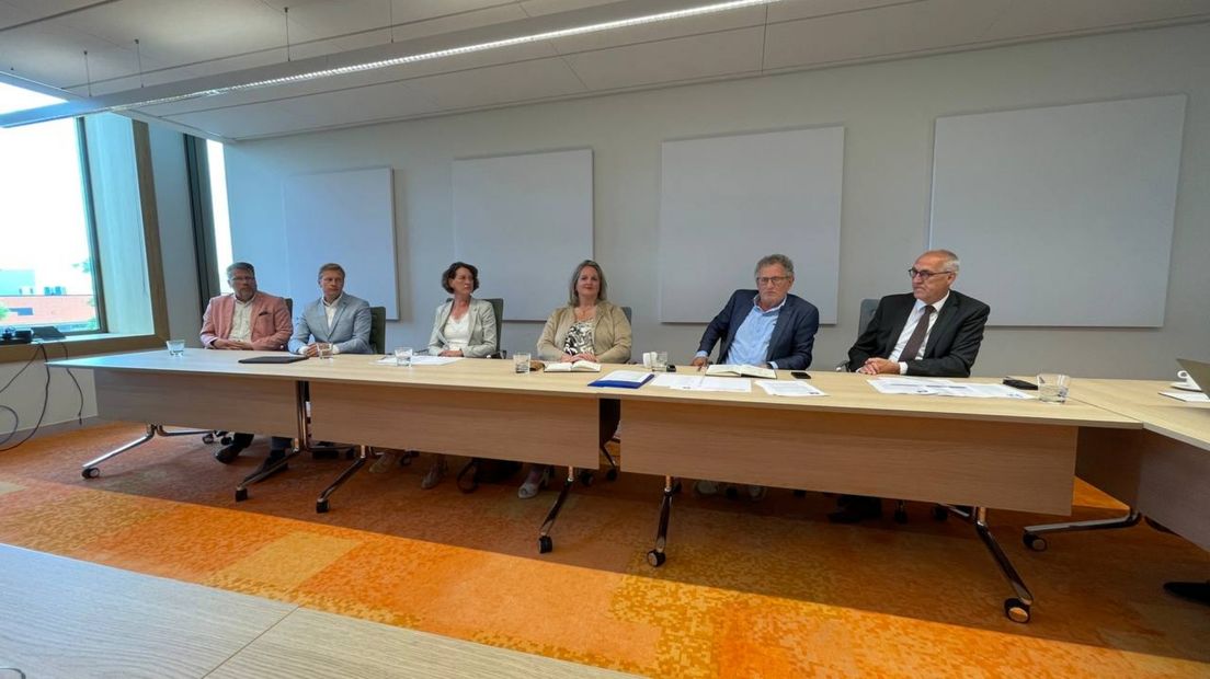 De beoogd wethouders van Midden-Groningen, met rechts burgemeester Adriaan Hoogendoorn
