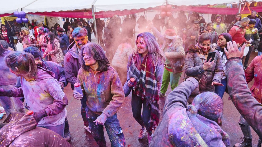Holi Phagwa werd dinsdagmiddag gevierd in een regenachtig Den Haag
