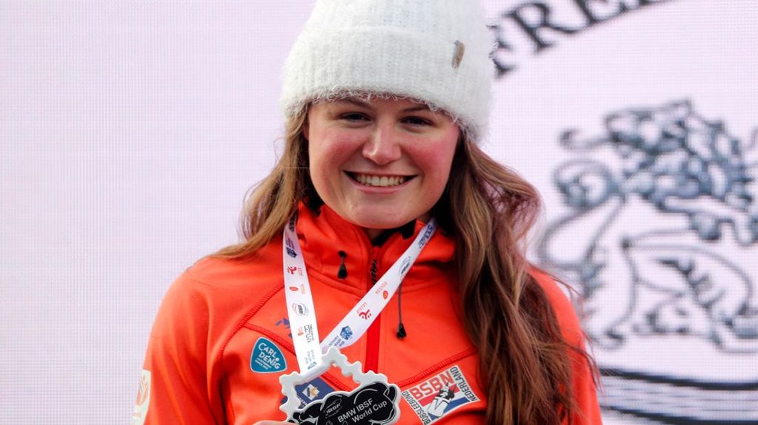 Kimberley Bos met haar zilveren plak