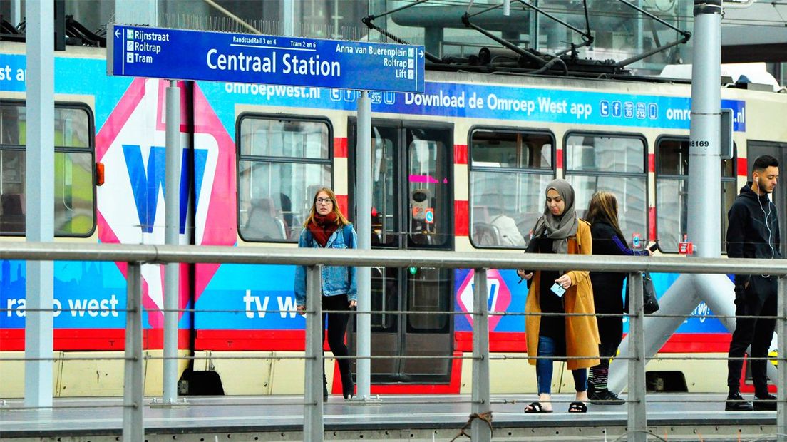 Reizigers stappen uit de HTM-tram op Den Haag Centraal