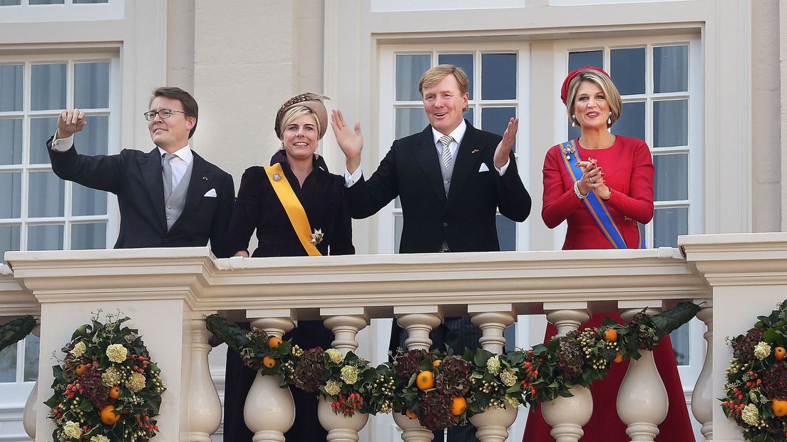 Balkonscène op Prinsjesdag 2014 met Koning Willem-Alexander, Koningin Maxima, Prins Constantijn, Prinses Laurentien