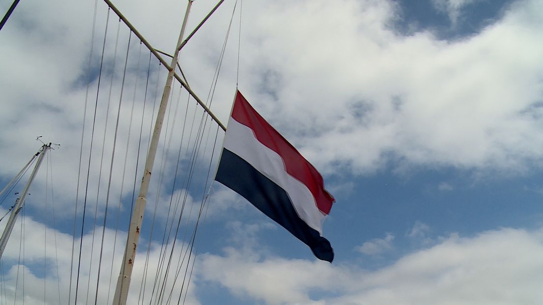 Vlag halfstok in de jachthaven van Breskens