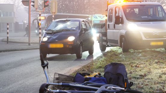 Fietsster gewond na botsing met auto in Emmen.