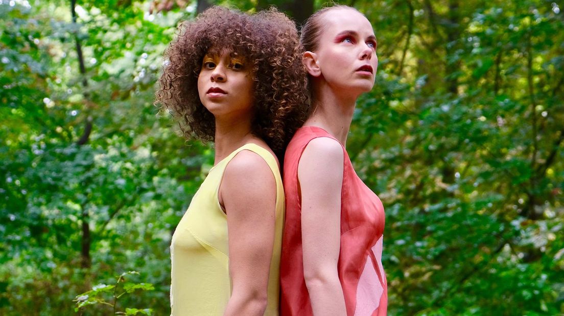 Modellen showen de met schimmels gekleurde kleding