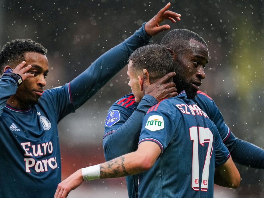 Feyenoord viert met doelpuntenmaker Sebastian Szymanski de 0-2 tegen FC Volendam