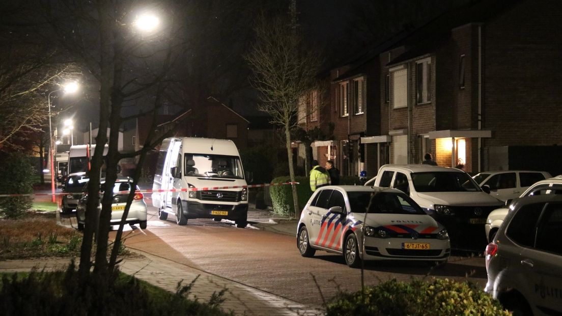 Naast meerdere politie-eenheden waren er ook twee busjes van de forensische opsporing aanwezig