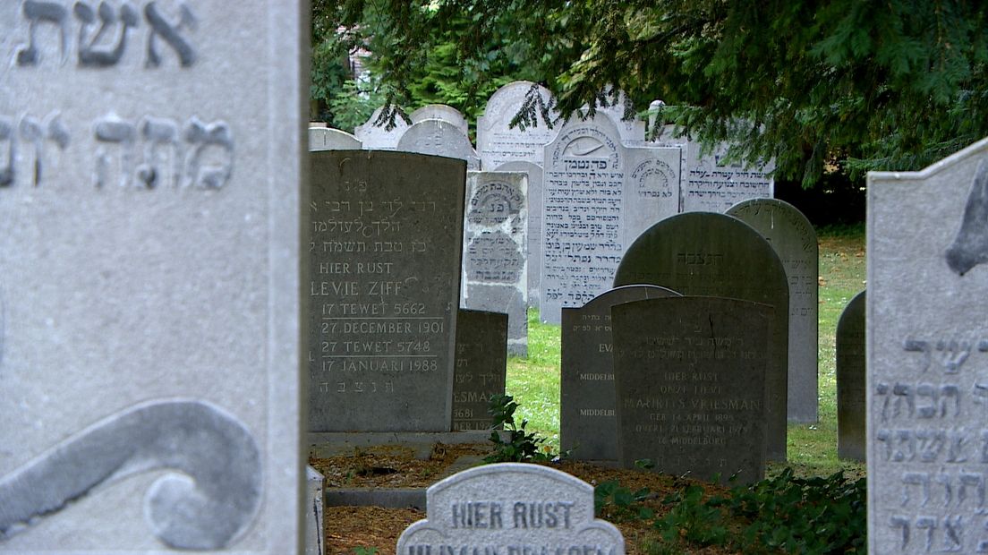 Eeuwenoude grafzerken op de Joodse begraafplaats