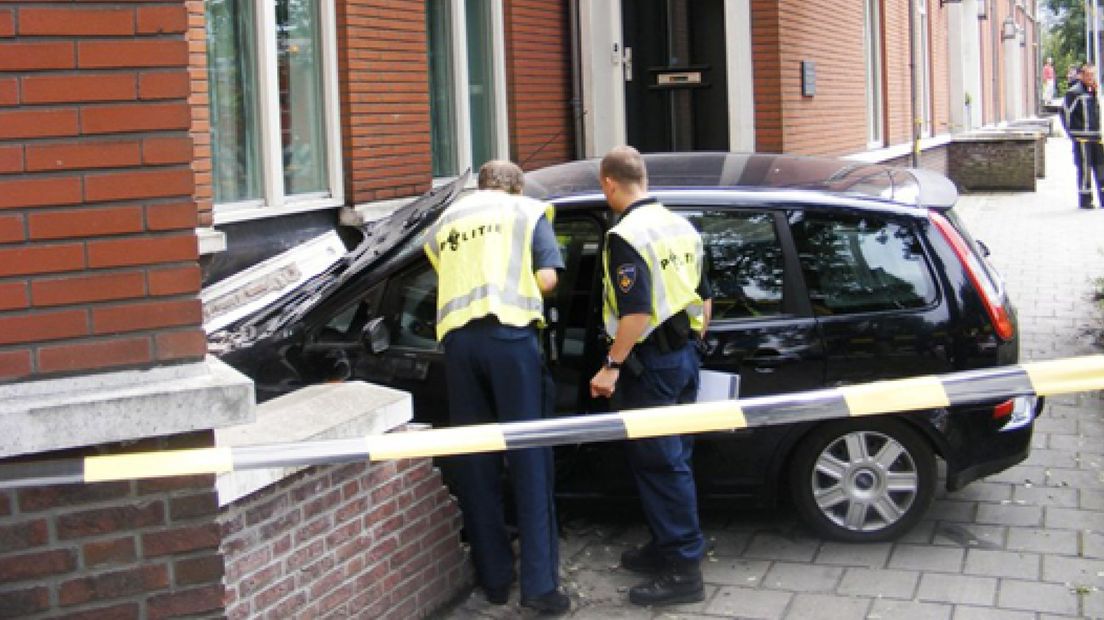 Bestuurder onwel: auto tegen gevel
