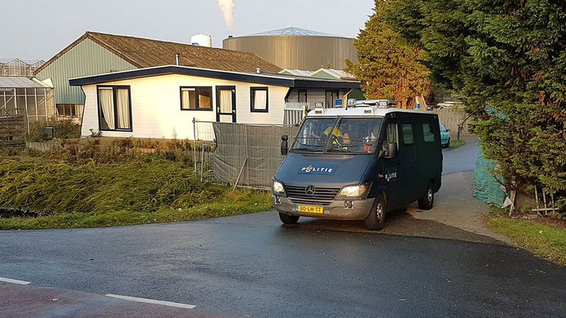 Politie doorzoekt een clubhuis van Caloh Wagoh in Den Hoorn