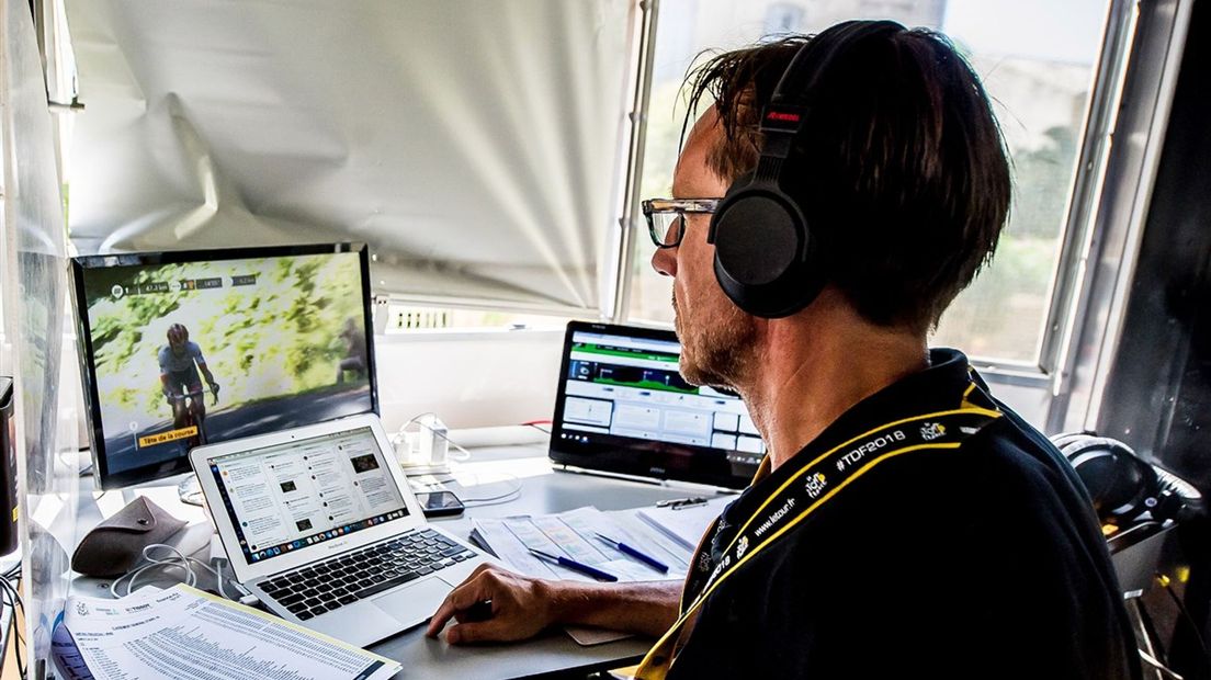 Lippens in de commentaarcabine tijdens de Tour de France van 2018