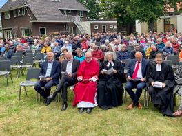 Duitsers en Nederlanders gaan samen naar de kerk in Schoonebeek