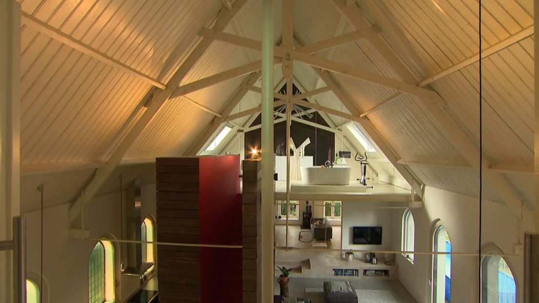 In de nok is een open badkamer gemaakt, bereikbaar via de trap die eerst een kerkvloer was