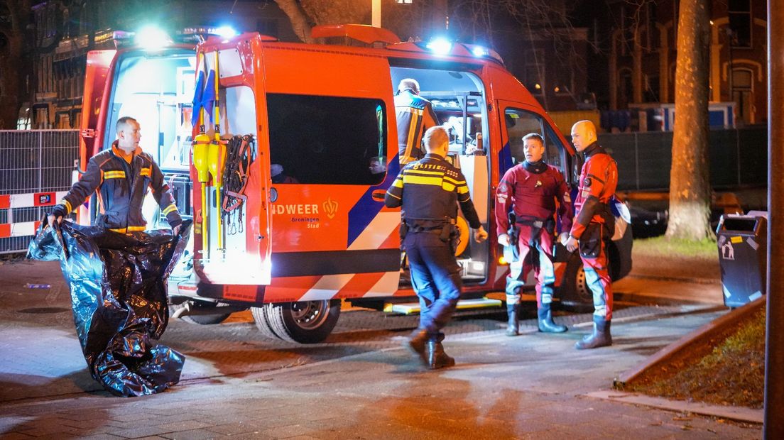 Een persoon is te water geraakt in de Oosterhaven in Stad