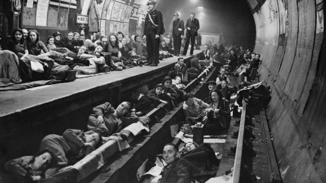 Londen in de Blitz: schuilen in de metro - publiek domein